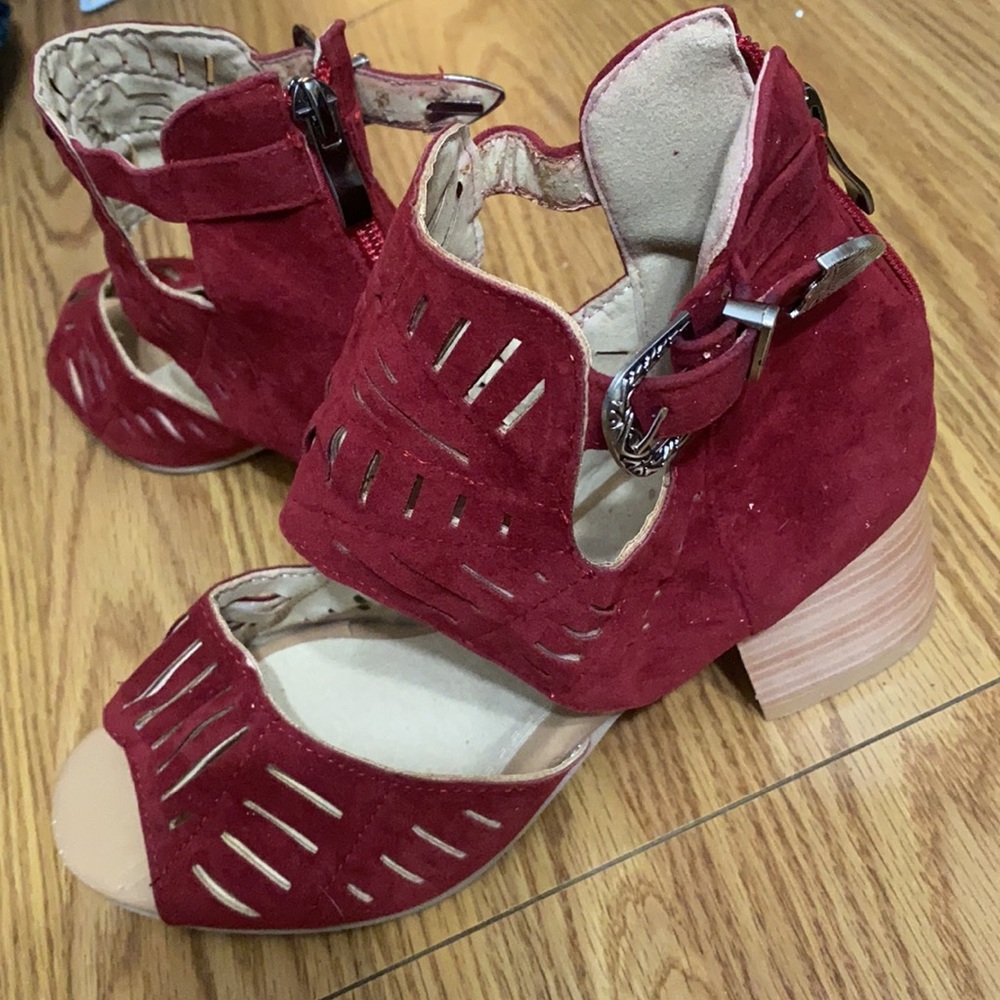 Pretty Red Heels - Picture 2 of 2